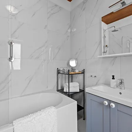 White Imperial Apartment *