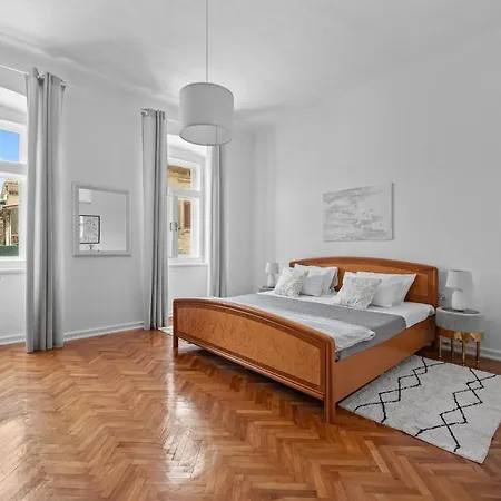 White Imperial アパート *